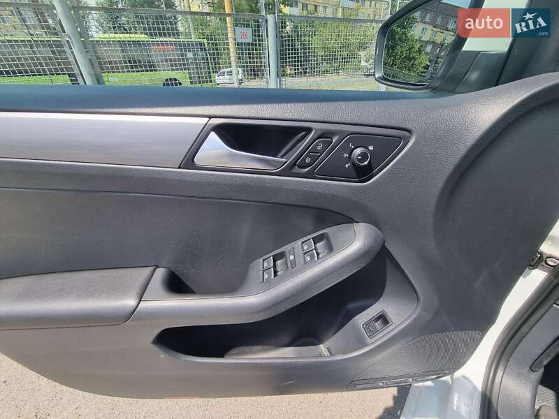 Седан Volkswagen Jetta 2015 в Дніпрі