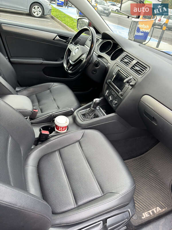 Седан Volkswagen Jetta 2017 в Львові