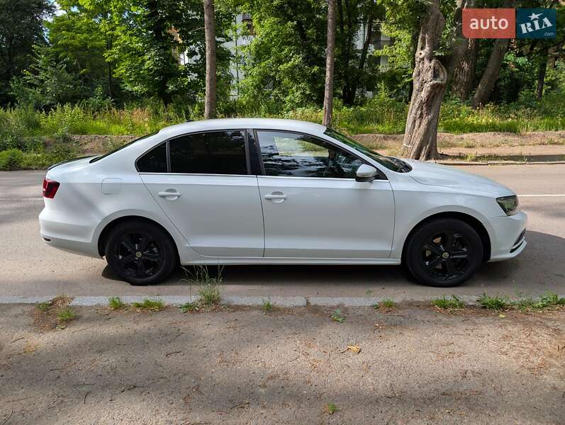 Седан Volkswagen Jetta 2016 в Черновцах