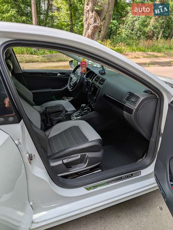 Седан Volkswagen Jetta 2016 в Черновцах