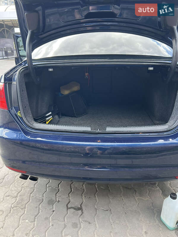 Седан Volkswagen Jetta 2013 в Львові