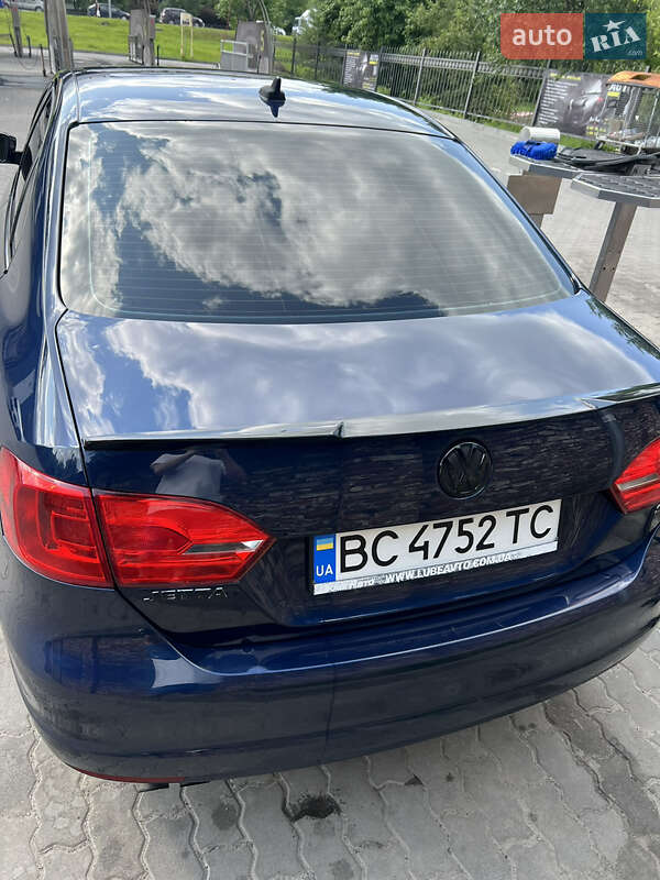 Седан Volkswagen Jetta 2013 в Львові