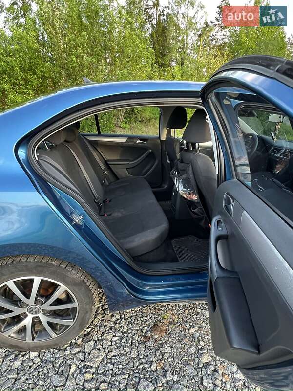 Седан Volkswagen Jetta 2016 в Львові