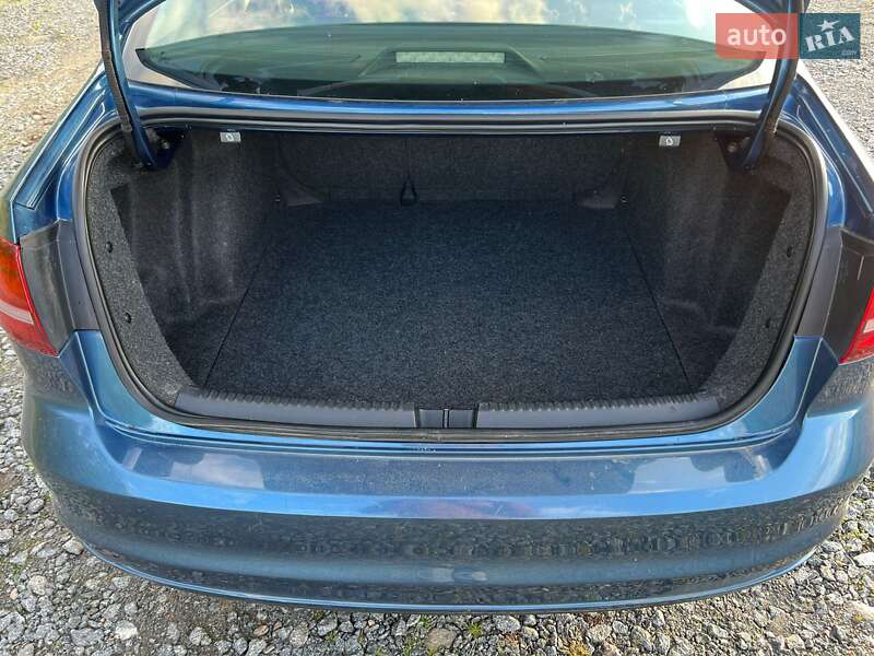 Седан Volkswagen Jetta 2016 в Львові