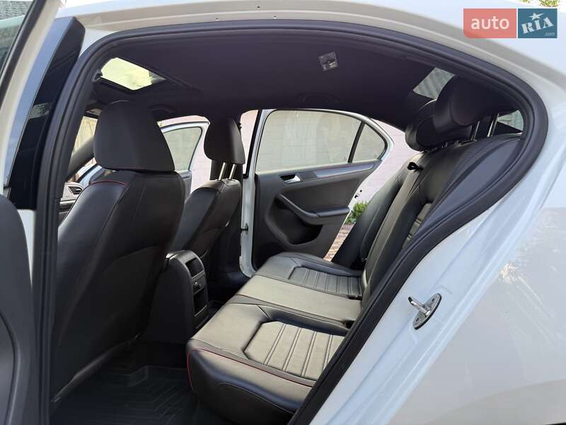 Седан Volkswagen Jetta 2015 в Києві