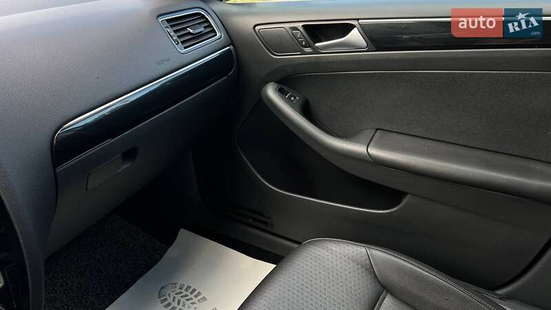 Седан Volkswagen Jetta 2015 в Львове