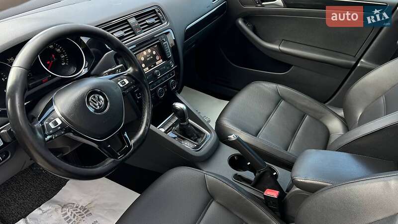 Седан Volkswagen Jetta 2015 в Львове