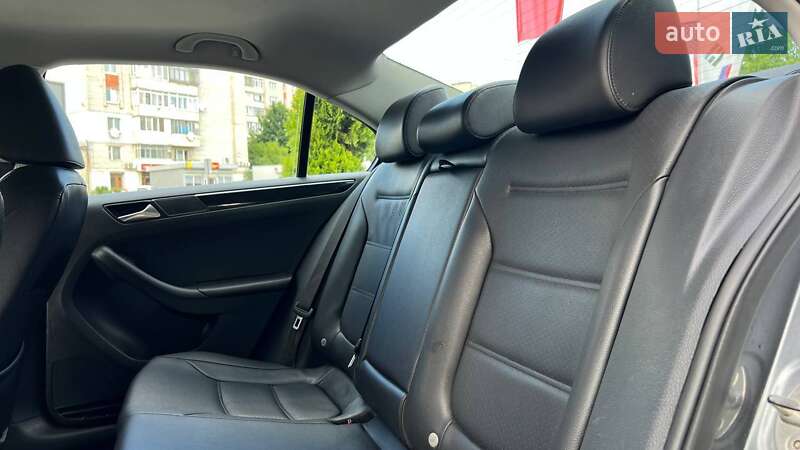 Седан Volkswagen Jetta 2015 в Львове