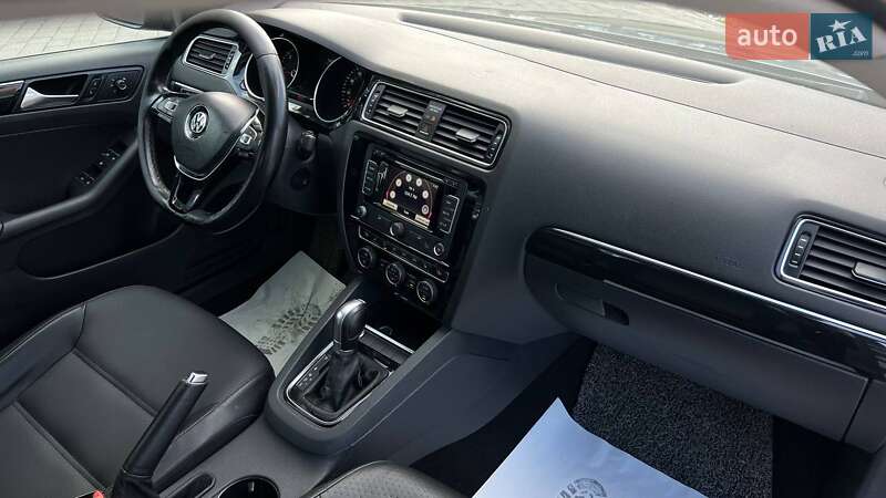 Седан Volkswagen Jetta 2015 в Львове