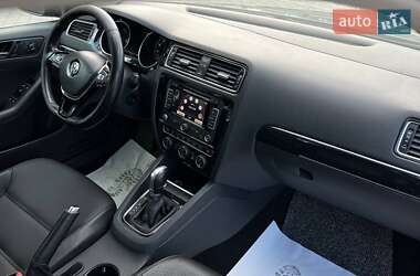 Седан Volkswagen Jetta 2015 в 