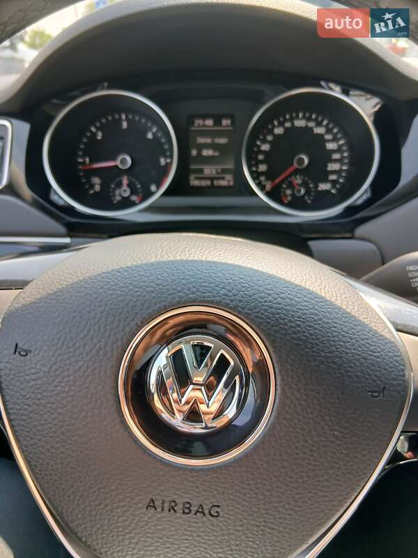 Седан Volkswagen Jetta 2016 в Вишневом