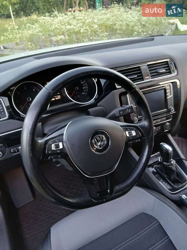 Седан Volkswagen Jetta 2016 в Вишневом