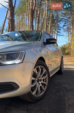 Седан Volkswagen Jetta 2011 в 
