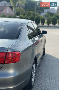 Седан Volkswagen Jetta 2011 в 