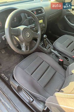 Седан Volkswagen Jetta 2011 в 
