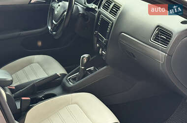 Седан Volkswagen Jetta 2015 в 