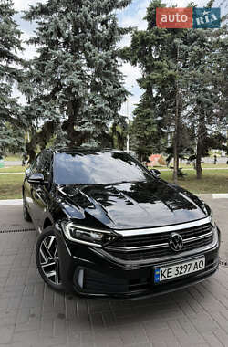 Седан Volkswagen Jetta 2023 в 