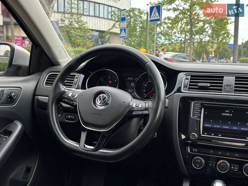 Седан Volkswagen Jetta 2016 в Киеве