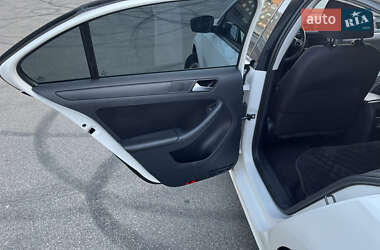 Седан Volkswagen Jetta 2013 в 