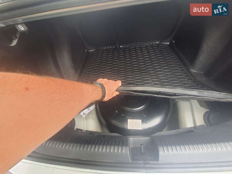 Седан Volkswagen Jetta 2012 в Великодолинському