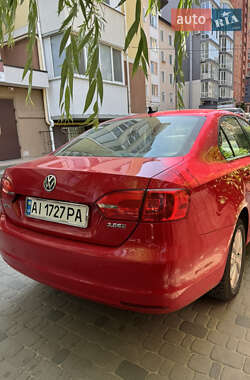 Седан Volkswagen Jetta 2013 в 