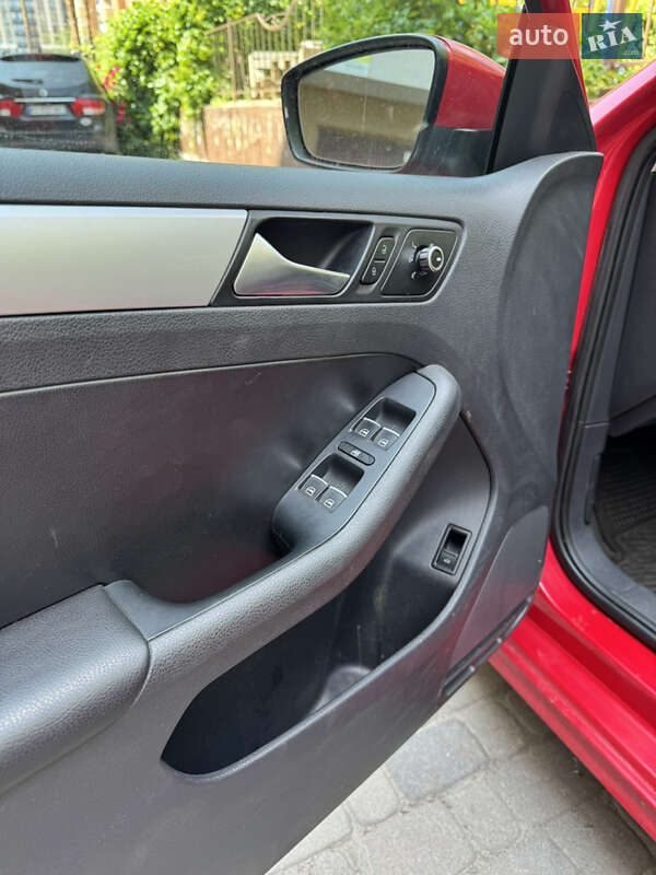 Седан Volkswagen Jetta 2013 в Ирпене