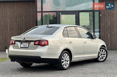 Седан Volkswagen Jetta 2010 в 