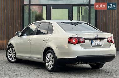 Седан Volkswagen Jetta 2010 в 