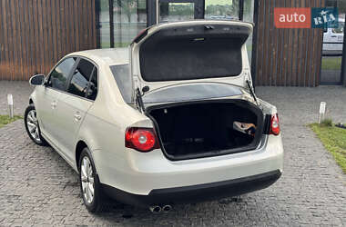 Седан Volkswagen Jetta 2010 в 