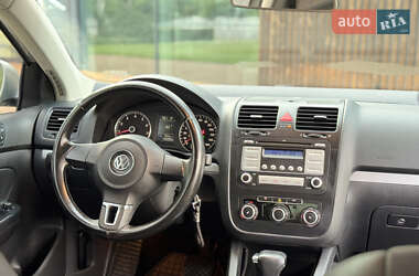 Седан Volkswagen Jetta 2010 в 