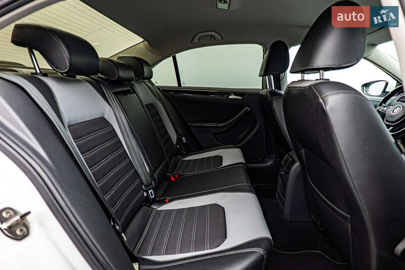 Седан Volkswagen Jetta 2016 в Киеве