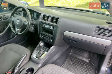 Седан Volkswagen Jetta 2012 в 