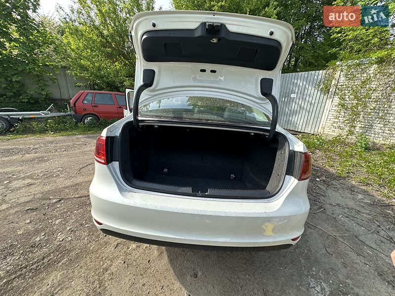 Седан Volkswagen Jetta 2013 в Львове