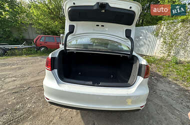 Седан Volkswagen Jetta 2013 в 