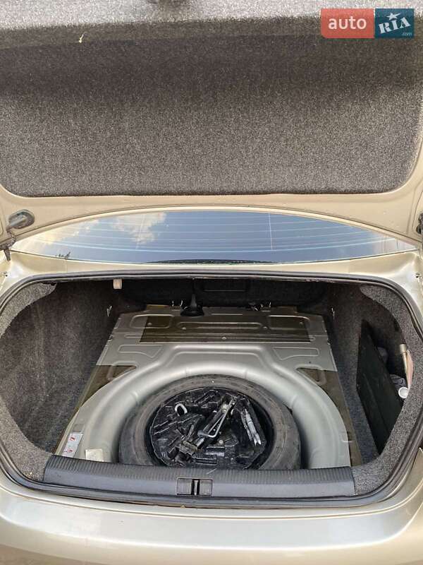 Седан Volkswagen Jetta 2006 в Новому Бузі