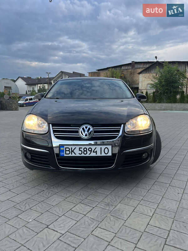 Седан Volkswagen Jetta 2010 в Рівному