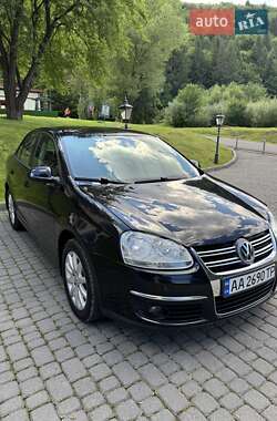 Седан Volkswagen Jetta 2010 в 