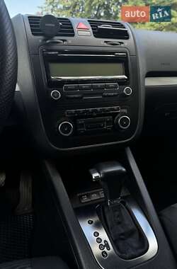 Седан Volkswagen Jetta 2010 в 
