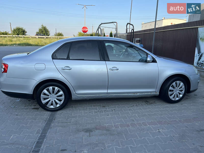 Седан Volkswagen Jetta 2006 в Львові