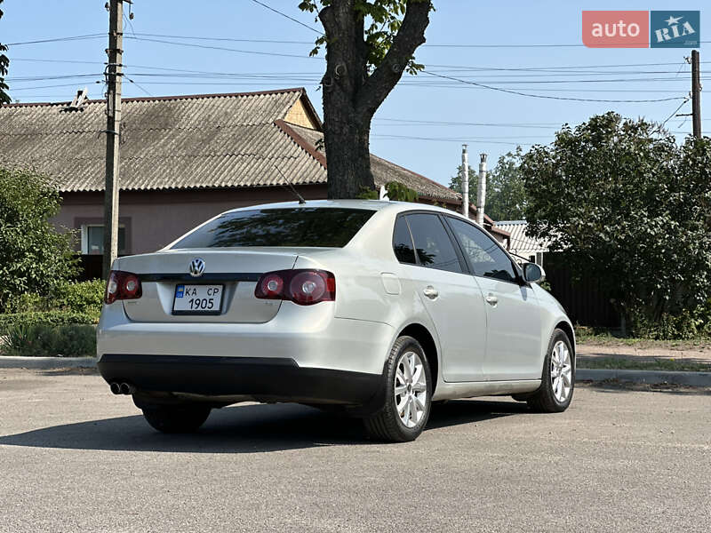 Седан Volkswagen Jetta 2010 в Первомайске