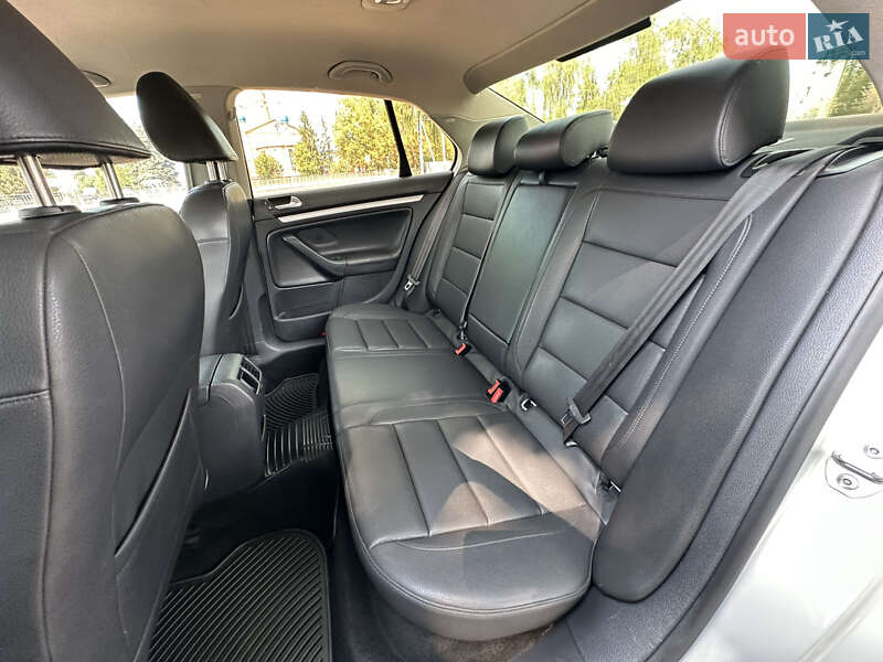 Седан Volkswagen Jetta 2010 в Первомайске