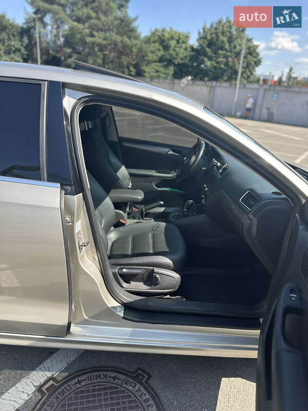 Седан Volkswagen Jetta 2012 в Києві