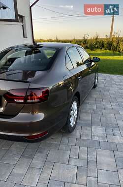 Седан Volkswagen Jetta 2013 в 