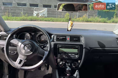 Седан Volkswagen Jetta 2010 в 