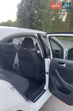 Седан Volkswagen Jetta 2013 в Києві