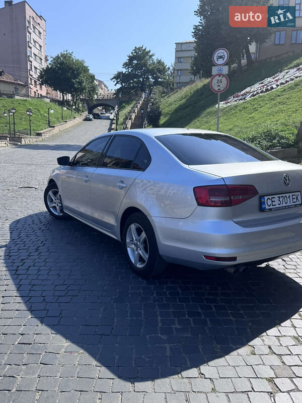 Седан Volkswagen Jetta 2015 в Чернівцях