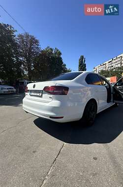 Седан Volkswagen Jetta 2015 в 