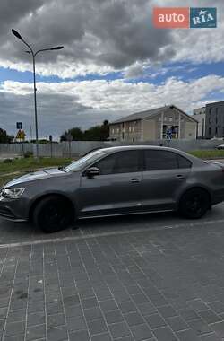 Седан Volkswagen Jetta 2016 в Львове
