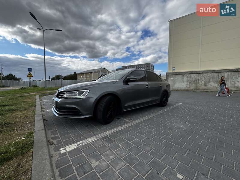 Седан Volkswagen Jetta 2016 в Львові