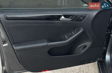 Седан Volkswagen Jetta 2016 в 